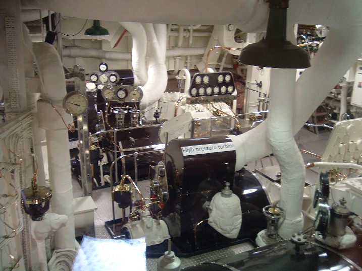 enginethroughglassnoflash.jpg